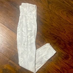 Lululemon high rise leggings size 4. Grey and white print.